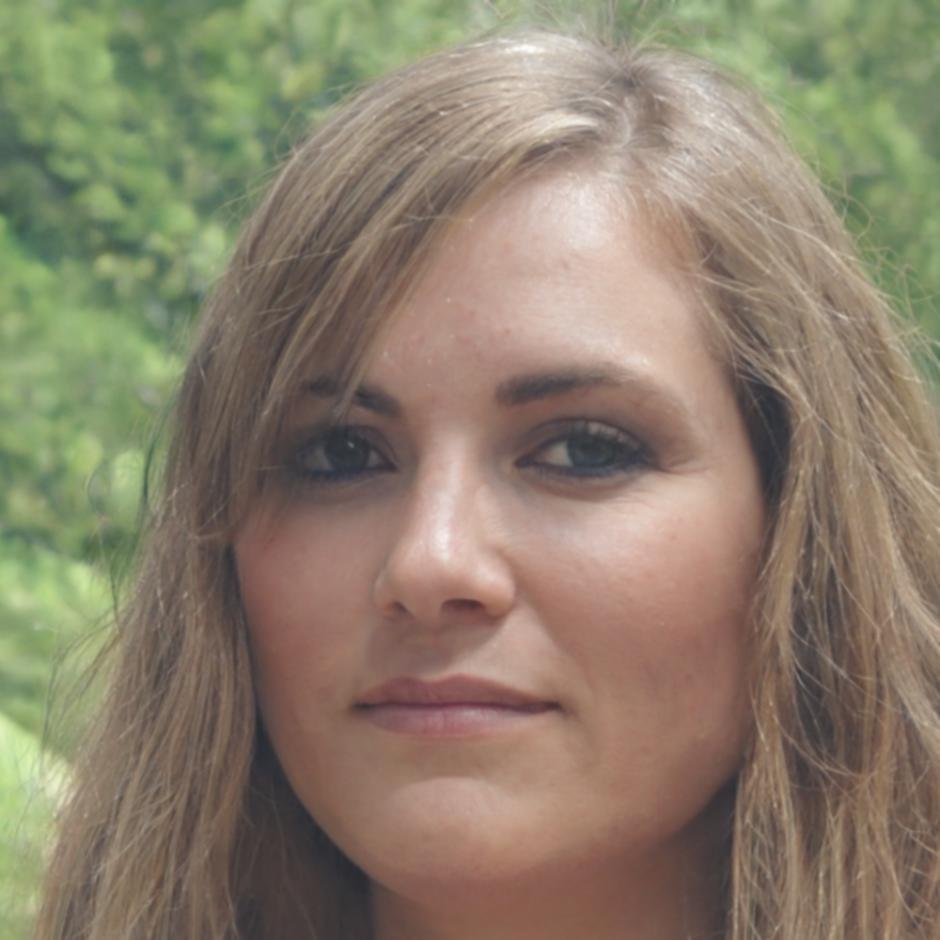 Professionista al lavoro su modelli finanziari