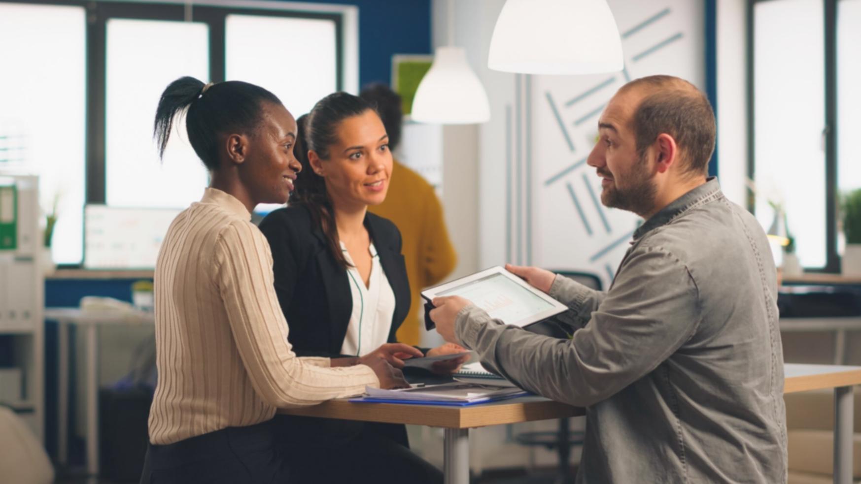 Professionista che analizza modelli finanziari su computer con documenti e grafici